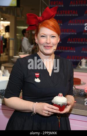 Enie van de Meiklokjes dekoriert mit GÃ¤sten Torten und Cup Cakes im AEZ Hamburg, 06.11.2022 Stockfoto