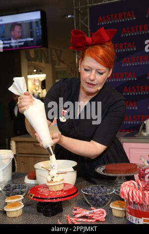 Enie van de Meiklokjes dekoriert mit GÃ¤sten Torten und Cup Cakes im AEZ Hamburg, 06.11.2022 Stockfoto