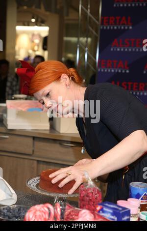 Enie van de Meiklokjes dekoriert mit GÃ¤sten Torten und Cup Cakes im AEZ Hamburg, 06.11.2022 Stockfoto