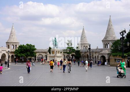 BUDAPEST, UNGARN - 25. MAI 2022: Fischerbastei mit der Statue von Stephan I. von Ungarn, Budapest, Ungarn, Europa Stockfoto