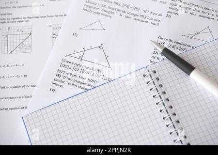 Handschrift geometrischer Aufgaben bei Untersuchung, Praxis, Quiz oder Prüfung im Geometriekurs. Das Konzept der exponentiellen Gleichungen wird gelöst. Stockfoto