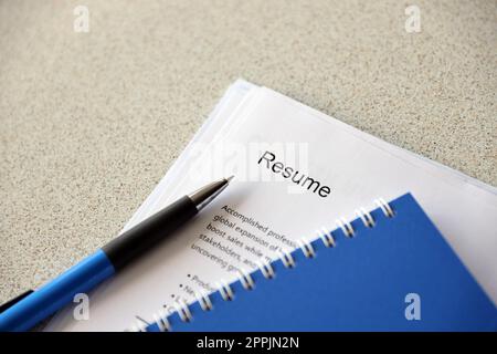 Ansicht von oben auf den Stapel von Bürodokumenten, einschließlich Lebenslauf und lebenslauf, auf dem Schreibtisch in der Nähe von Stift und Notizblock. Arbeitssuche. Auf der Suche nach einem Arbeitsplatz Stockfoto