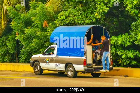 Grüne türkisblaue Taxifahrt in Puerto Escondido, Mexiko. Stockfoto