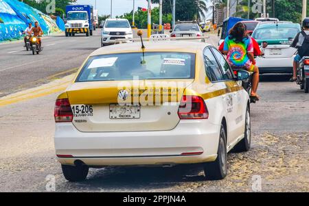 Grüne türkisblaue Taxifahrt in Puerto Escondido, Mexiko. Stockfoto