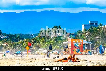 Palmen Sonnenschirme Sonnenliegen Strandresort Zicatela Puerto Escondido Mexiko. Stockfoto