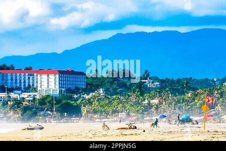 Palmen Sonnenschirme Sonnenliegen Strandresort Zicatela Puerto Escondido Mexiko. Stockfoto