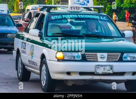 Grüne türkisblaue Taxifahrt in Puerto Escondido, Mexiko. Stockfoto