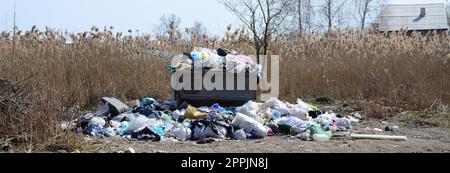 Die Mülltonne ist mit Müll und Abfall verpackt. Vorzeitige Beseitigung von Müll in bewohnten Gebieten Stockfoto