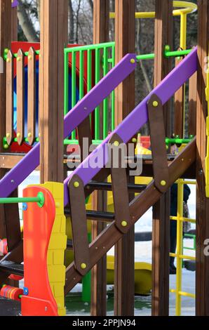 Ein Teil eines Spielplatzes aus Kunststoff und Holz, in verschiedenen Farben gestrichen Stockfoto