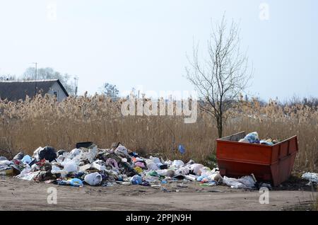 Die Mülltonne ist mit Müll und Abfall verpackt. Vorzeitige Beseitigung von Müll in bewohnten Gebieten Stockfoto