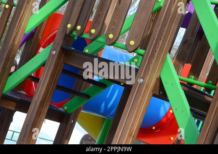 Ein Teil eines Spielplatzes aus Kunststoff und Holz, in verschiedenen Farben gestrichen Stockfoto