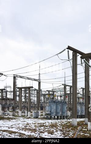 Kraftwerk ist eine Station der Transformation. Viele Kabel, Pole und Drähte, Transformatoren. Elektroenergie. Stockfoto