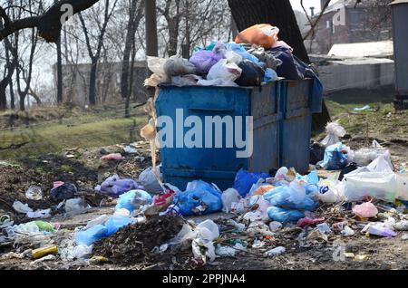 Die Mülltonne ist mit Müll und Abfall verpackt. Vorzeitige Beseitigung von Müll in bewohnten Gebieten Stockfoto