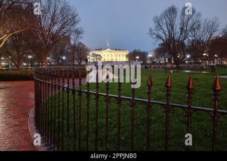 Blick auf das Weiße Haus vom Lafayette Square Park am Abend Stockfoto