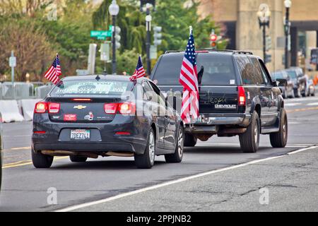 Donald Trump 2024 Nominierung für die Präsidentschaftswahl unterstützt Autos Stockfoto