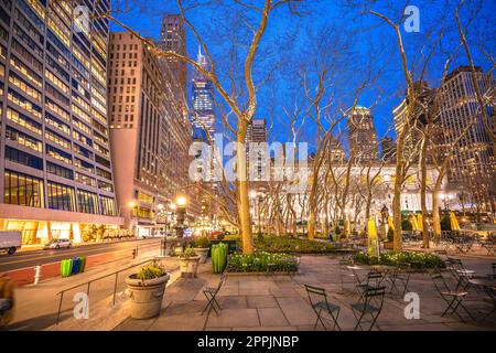 Abendlicher Blick auf den Bryant Park in New York City Stockfoto