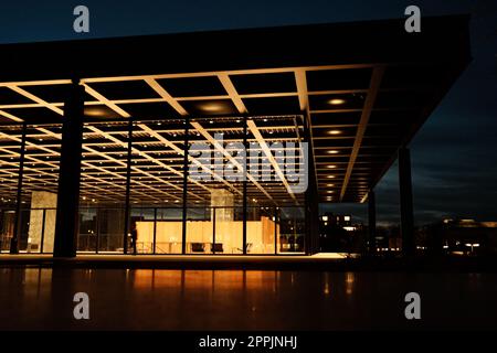 Nachtansicht des Museums Neue Nationalgalerie Stockfoto