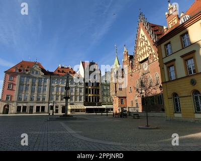 Altes Rathaus mit einer Uhr im Zentrum auf dem Breslauer Platz Polen Stockfoto