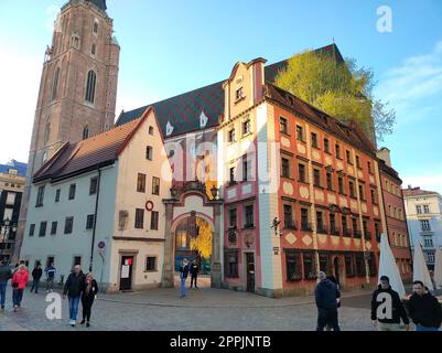 Die St. Elizabeth Kirche ist versteckt hinter den Häusern der alten Odrzanska Straße, die sich am 18. August in Breslau neben dem Marktplatz befindet. Stockfoto