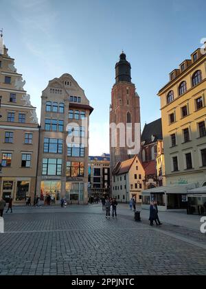 Die St. Elizabeth Kirche ist versteckt hinter den Häusern der alten Odrzanska Straße, die sich am 18. August in Breslau neben dem Marktplatz befindet. Stockfoto