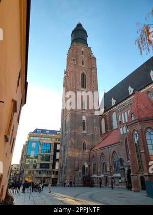 Die St. Elizabeth Kirche ist versteckt hinter den Häusern der alten Odrzanska Straße, die sich am 18. August in Breslau neben dem Marktplatz befindet. Stockfoto