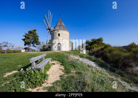 Montfuron Windmill (Moulin Saint-Elzear de Montfuron) in Provence, Alpes-de-Haute-Provence, Frankreich Stockfoto