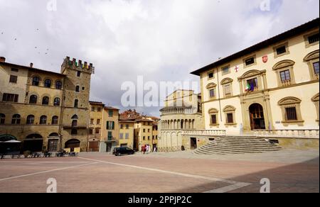 AREZZO, ITALIEN - 24. JUNI 2022: Piazza Grande Square in Arezzo, Toskana, Italien Stockfoto