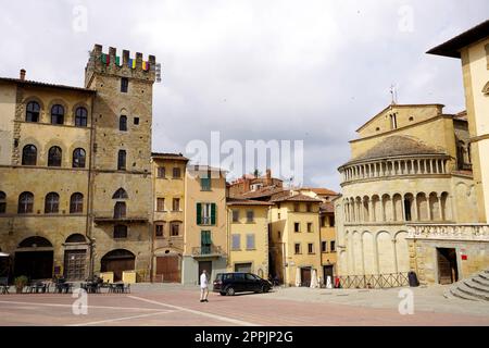 AREZZO, ITALIEN - 24. JUNI 2022: Piazza Grande Square in Arezzo, Toskana, Italien Stockfoto