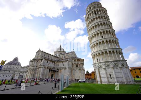 PISA, ITALIEN - 24. JUNI 2022: Piazza dei Miracoli, formell bekannt als Piazza del Duomo, UNESCO-Weltkulturerbe, Pisa, Toskana, Italien Stockfoto