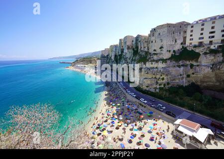 TROPEA, KALABRIEN - 6. SEPTEMBER 2022: Blick aus der Vogelperspektive auf das historische Dorf Tropea auf dem Meer in Kalabrien, Italien Stockfoto