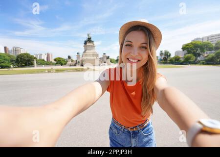 Tourismus in Sao Paulo, Brasilien. Ein wunderschönes lächelndes Touristenmädchen, das das Denkmal für die Unabhängigkeit Brasiliens besucht. Stockfoto