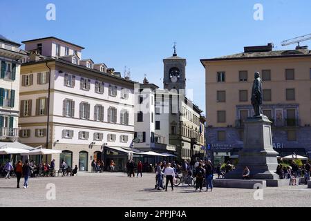 SONDRIO, ITALIEN - 18. APRIL 2022: Hauptplatz der Stadt Sondrio, Valtellina, Lombardei, Italien Stockfoto