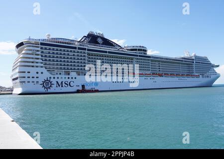 TRIEST, ITALIEN - 16. APRIL 2022: MSC Fantasia ist ein Kreuzfahrtschiff, das im Besitz von MSC Cruises ist und von diesem betrieben wird Stockfoto