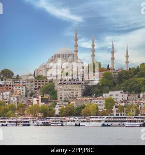 Blick auf die Stadt von Karakoy mit Blick auf das Goldene Horn mit angedockten Fähren und die Suleymaniye-Moschee, Istanbul, Türkei Stockfoto