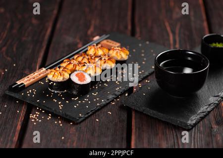 Japanisches warmes Maki-Roll-Sushi mit Lachs - asiatisches Speisenkonzept Stockfoto