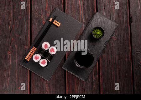 Maki Sushi Brötchen mit rohem Thunfisch, Draufsicht - Sushi-Menü. Japanisches Speisekonzept Stockfoto