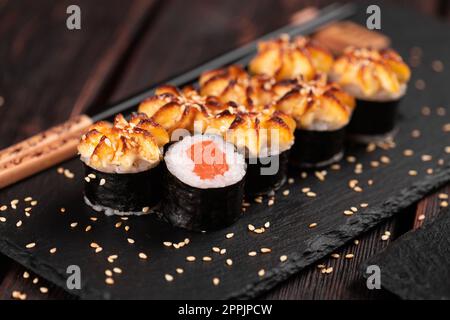 Japanisches warmes Maki-Roll-Sushi mit Lachs - asiatisches Speisenkonzept Stockfoto