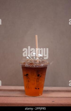 Schwarzer Kaffee mit Orangensaft auf Holztisch Stockfoto