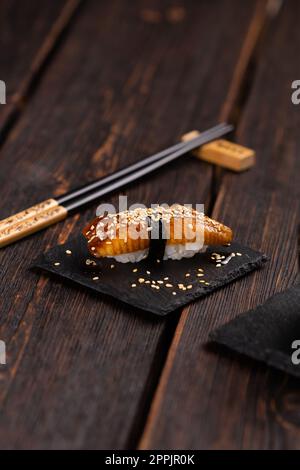 Japanisches Sushi unagi nigiri Sushi geräucherter Aal auf Holzhintergrund aus nächster Nähe Stockfoto