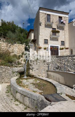 Die alte öffentliche Wäscherei 'I Canaje' in Pacentro, ein charmantes Dorf in den italienischen Abruzzen. Stockfoto