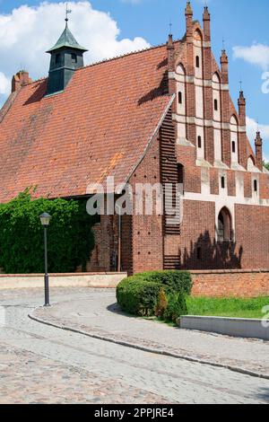 Gotische St. Lawrence-Kirche neben der Malbork-Burg aus dem 13. Jahrhundert, mittelalterliche teutonische Festung am Fluss Nogat, Malbork, Polen Stockfoto