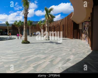 Puerto Plata, DR - 10. Januar 2022: Geschäfte im Kreuzfahrthafen Taino Bay in Puerto Plata, Dominikanische Republik. Stockfoto