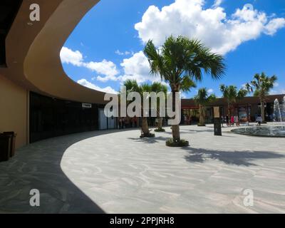 Puerto Plata, DR - 10. Januar 2022: Geschäfte im Kreuzfahrthafen Taino Bay in Puerto Plata, Dominikanische Republik. Stockfoto