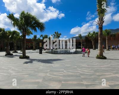 Puerto Plata, DR - 10. Januar 2022: Geschäfte im Kreuzfahrthafen Taino Bay in Puerto Plata, Dominikanische Republik. Stockfoto