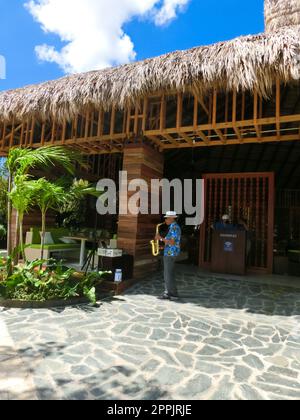 Puerto Plata, DR - 10. Januar 2022: Geschäfte im Kreuzfahrthafen Taino Bay in Puerto Plata, Dominikanische Republik. Stockfoto