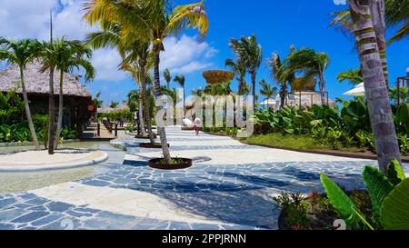 Puerto Plata, DR - 10. Januar 2022: Geschäfte im Kreuzfahrthafen Taino Bay in Puerto Plata, Dominikanische Republik. Stockfoto