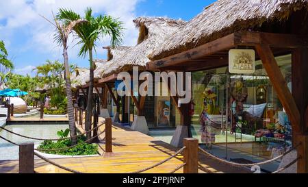 Puerto Plata, DR - 10. Januar 2022: Geschäfte im Kreuzfahrthafen Taino Bay in Puerto Plata, Dominikanische Republik. Stockfoto