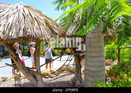 Puerto Plata, DR - 10. Januar 2022: Geschäfte im Kreuzfahrthafen Taino Bay in Puerto Plata, Dominikanische Republik. Stockfoto