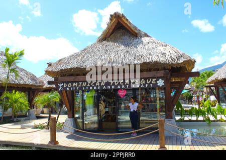 Puerto Plata, DR - 10. Januar 2022: Geschäfte im Kreuzfahrthafen Taino Bay in Puerto Plata, Dominikanische Republik. Stockfoto