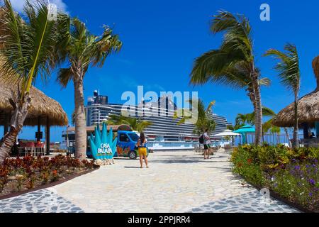Puerto Plata, DR - 10. Januar 2022: Geschäfte im Kreuzfahrthafen Taino Bay in Puerto Plata, Dominikanische Republik. Stockfoto